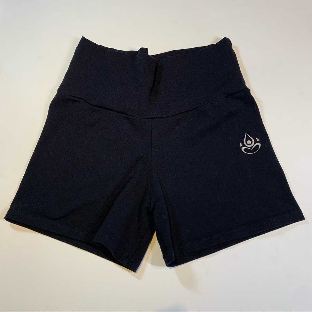 Med. Shakti black yoga shorts